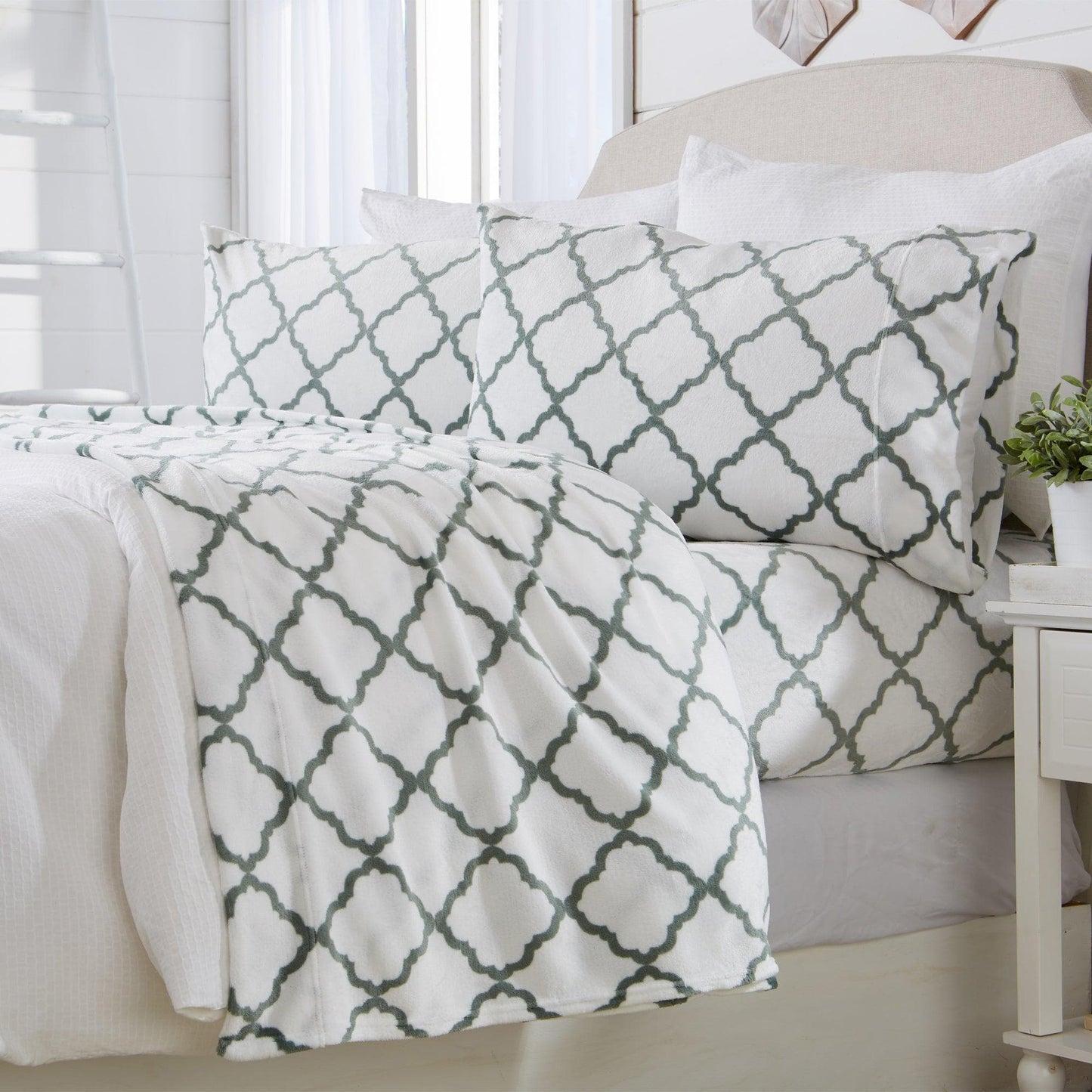 4-Piece Printed Plush Sheet - Velvet Luxe Lattice Collection